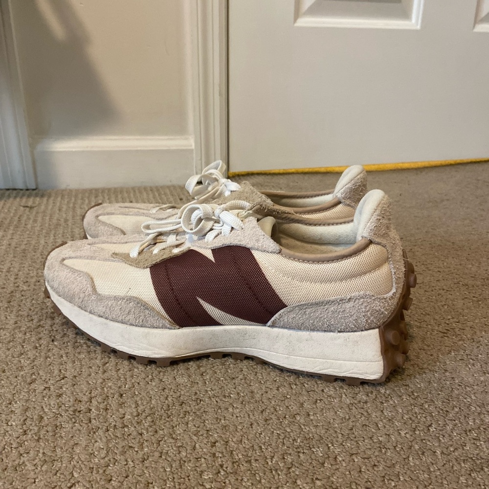 NWOT Women’s New Balance 327 Shoes